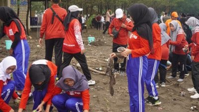 Pemkab Kendal bersih-bersih Pantai Indah Kemangi
