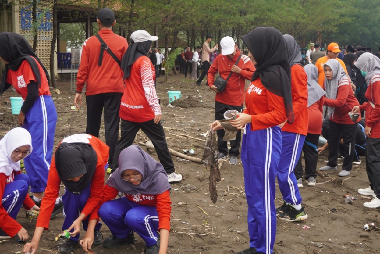 Pemkab Kendal bersih-bersih Pantai Indah Kemangi