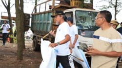 Ahmad Luthfi mengemudikan buldoser saat aksi bersih sampah di Batang
