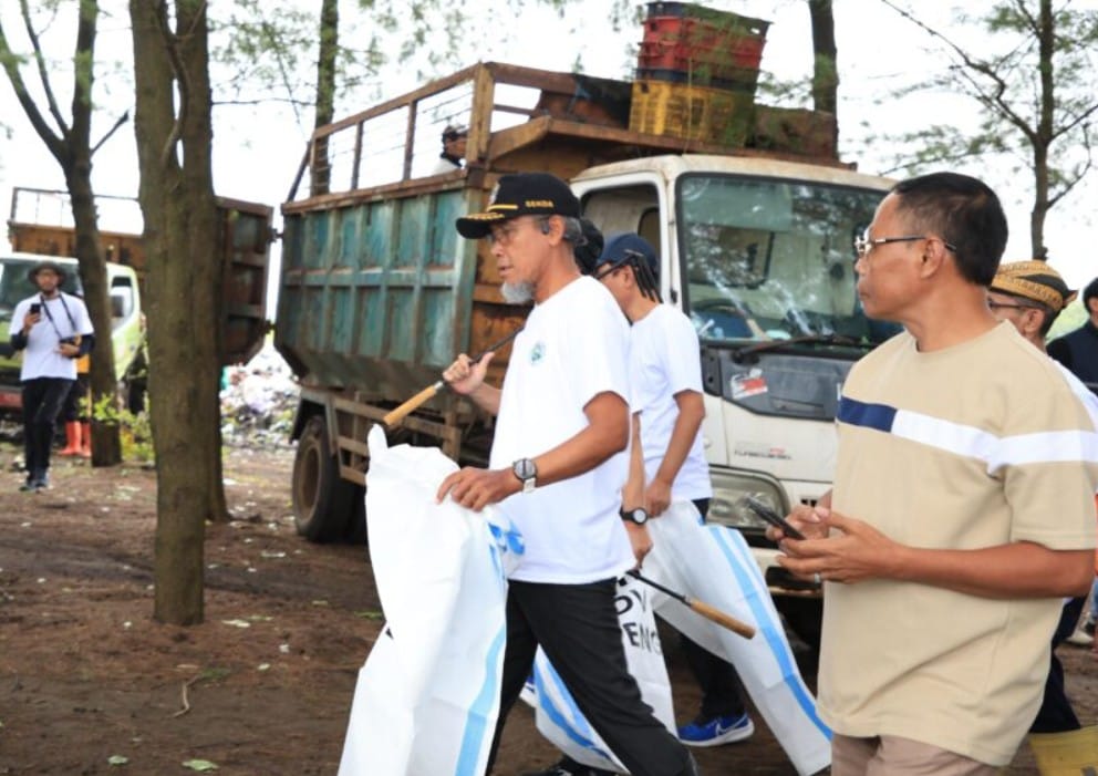 Ahmad Luthfi mengemudikan buldoser saat aksi bersih sampah di Batang