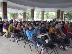Bantuan Atensi Lansia Karanganyar Disalurkan ke 238 Penerima