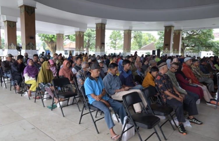 Penyerahan bantuan Atensi kepada lansia di Karanganyar