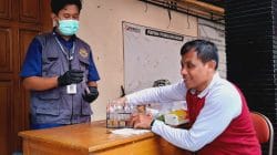 Petugas memeriksa sampel makanan di Kampung Ramadan Rembang