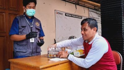 Petugas memeriksa sampel makanan di Kampung Ramadan Rembang