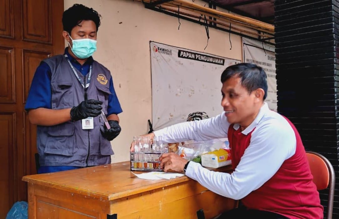 Petugas memeriksa sampel makanan di Kampung Ramadan Rembang