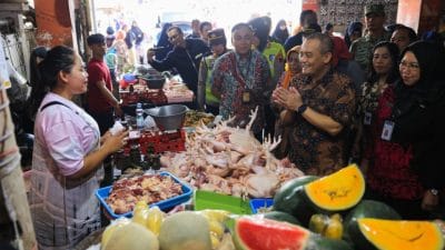 Ahmad Luthfi meninjau harga bahan pokok Jateng di Pasar Projo Ambarawa