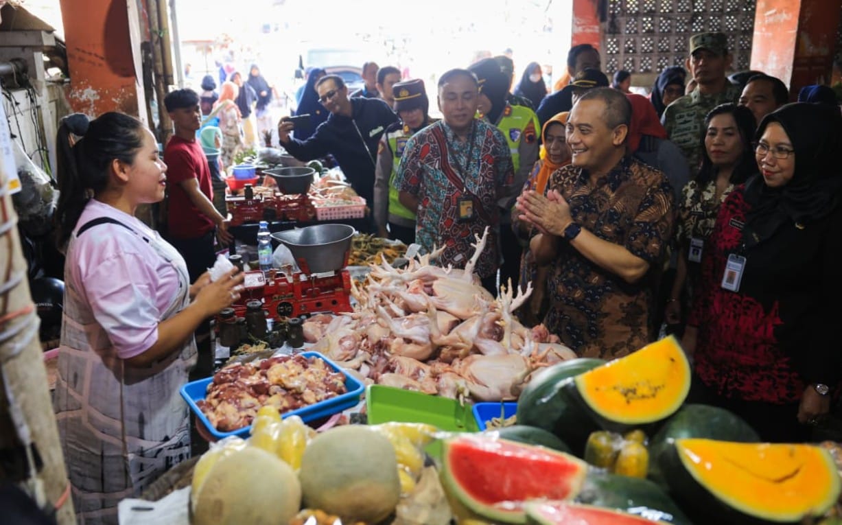 Ahmad Luthfi meninjau harga bahan pokok Jateng di Pasar Projo Ambarawa