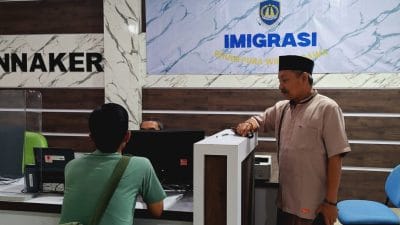 Warga mengurus paspor di Mal Pelayanan Publik Rembang