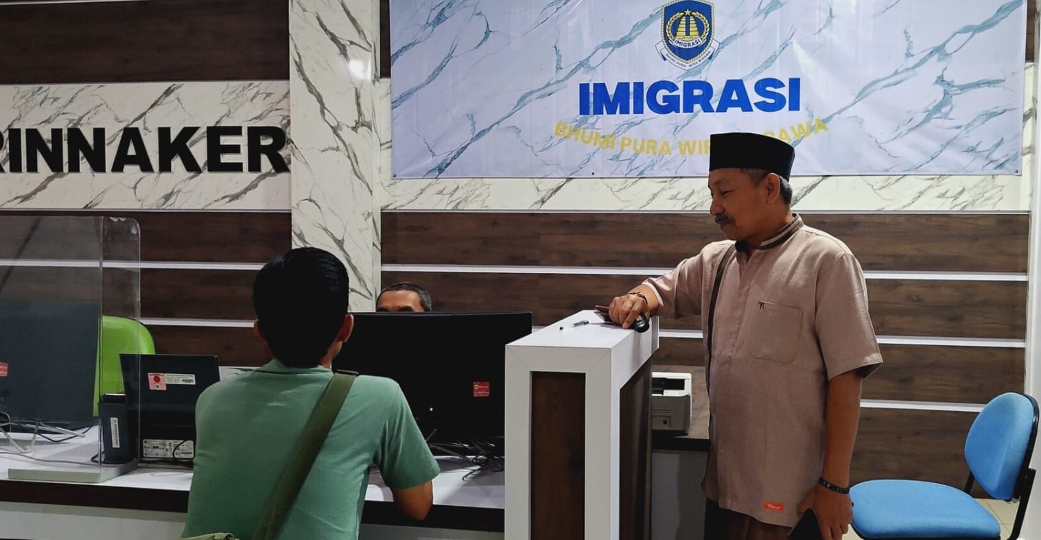 Warga mengurus paspor di Mal Pelayanan Publik Rembang