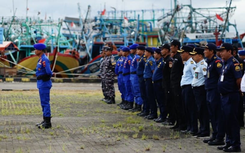Petugas maritim melakukan pengawasan kapal di kawasan Juwana