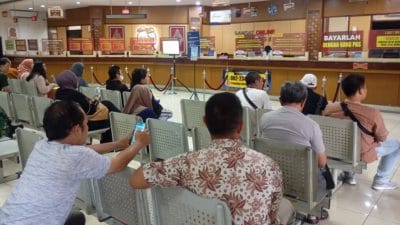 Warga membayar pajak kendaraan di Samsat Jawa Tengah
