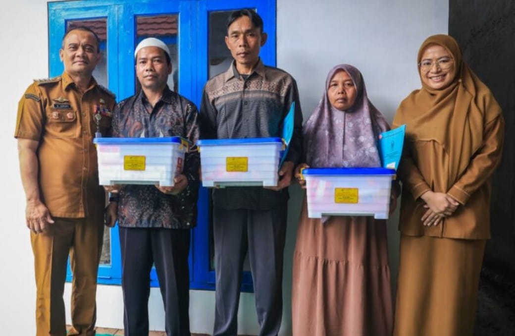 Ahmad Luthfi menyerahkan rumah relokasi untuk warga terdampak tanah gerak Banjarnegara