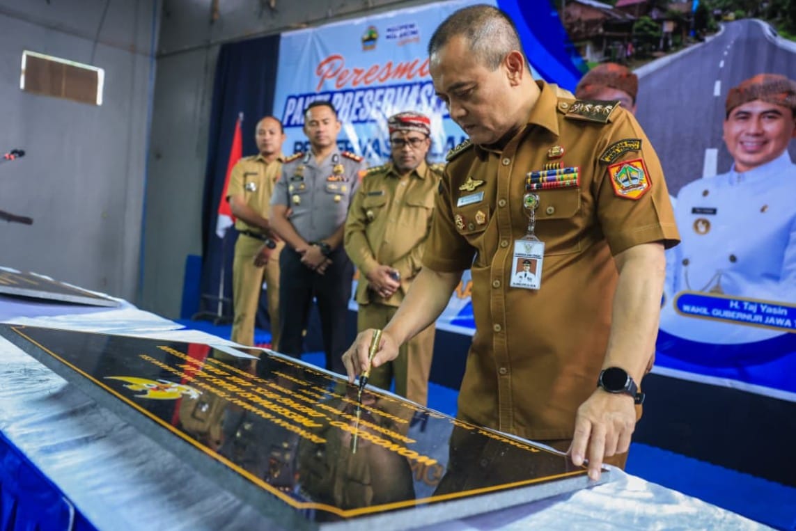 Gubernur Ahmad Luthfi meresmikan jalan Parakan Patean di Temanggung