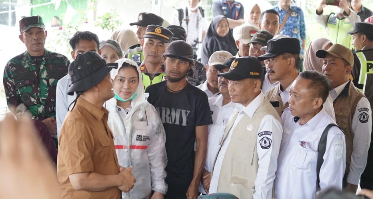Gubernur Jateng meninjau pengungsian warga terdampak tanah gerak Sirampog