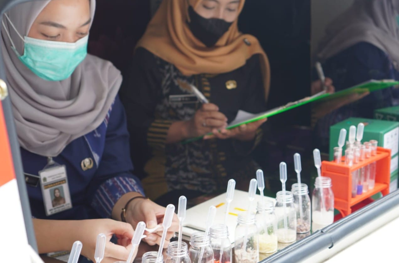 Pemeriksaan bahan pangan di Pasar Grogolan