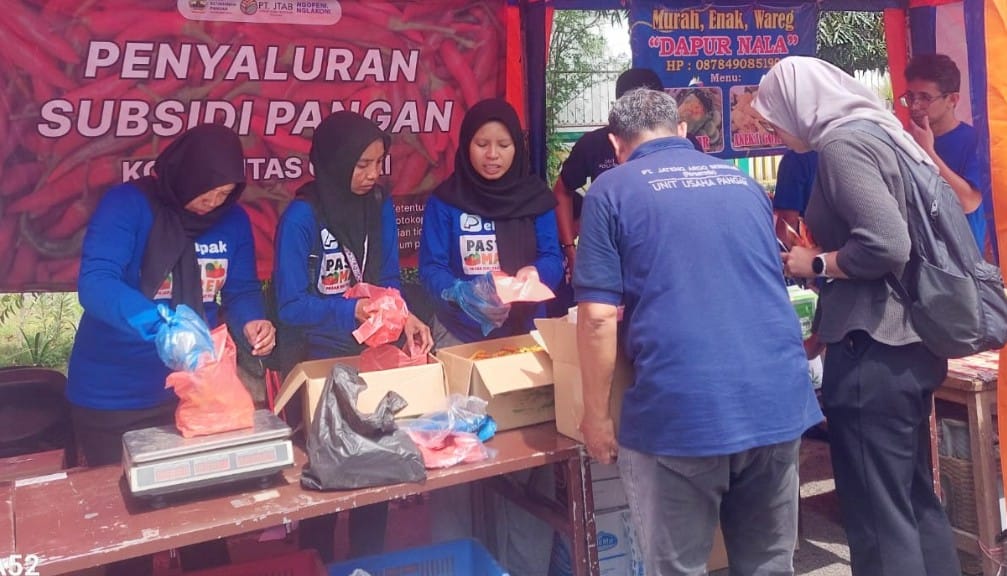 Warga membeli cabai bersubsidi di Kampung Ramadan Rembang