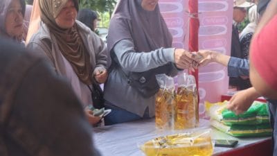 Ratusan warga antre membeli beras SPHP dan MinyaKita di pasar murah Jawa Tengah yang digelar di Kecamatan Bergas menjelang Lebaran 2026.
