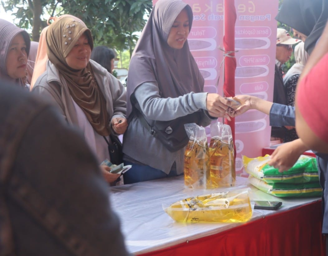 Ratusan warga antre membeli beras SPHP dan MinyaKita di pasar murah Jawa Tengah yang digelar di Kecamatan Bergas menjelang Lebaran 2026.