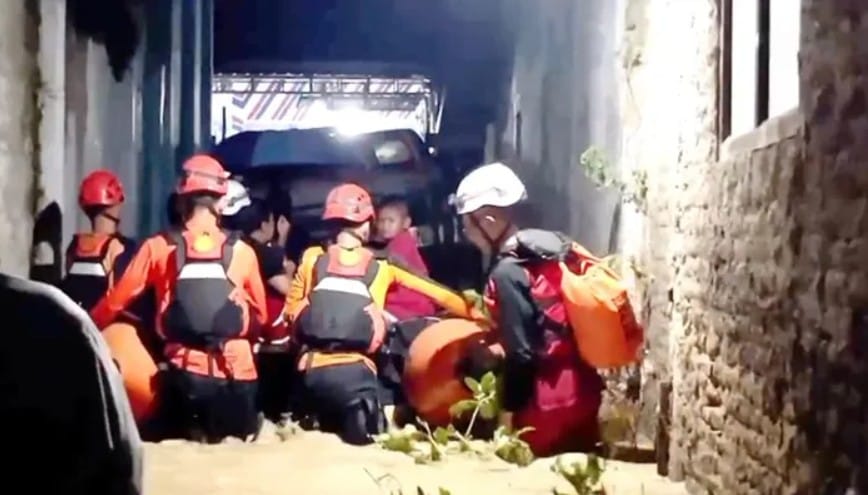 Banjir Ketanggungan Brebes merendam tujuh desa akibat luapan Bendungan Cisadap di Kabupaten Brebes Jawa Tengah