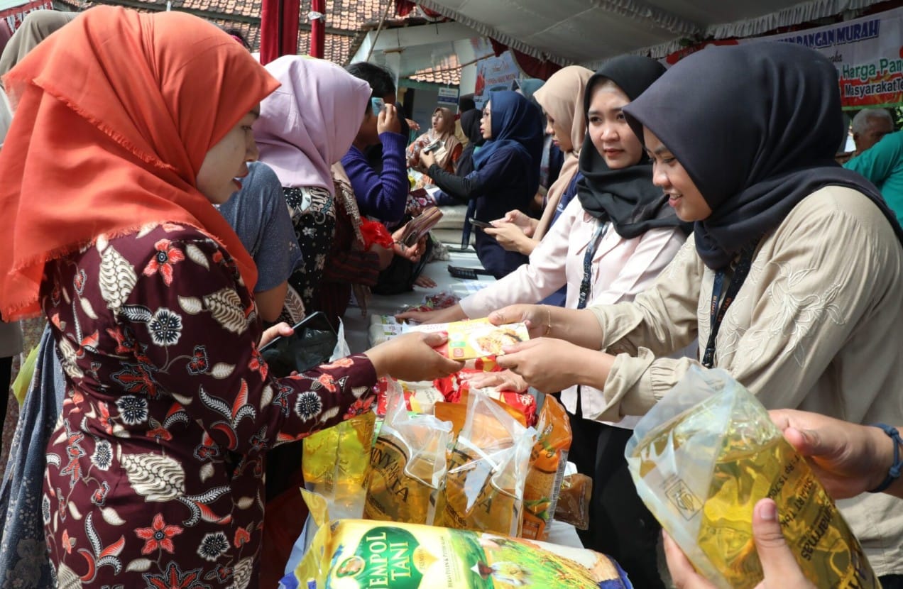 Warga antre membeli sembako di Gerakan Pangan Murah Jateng