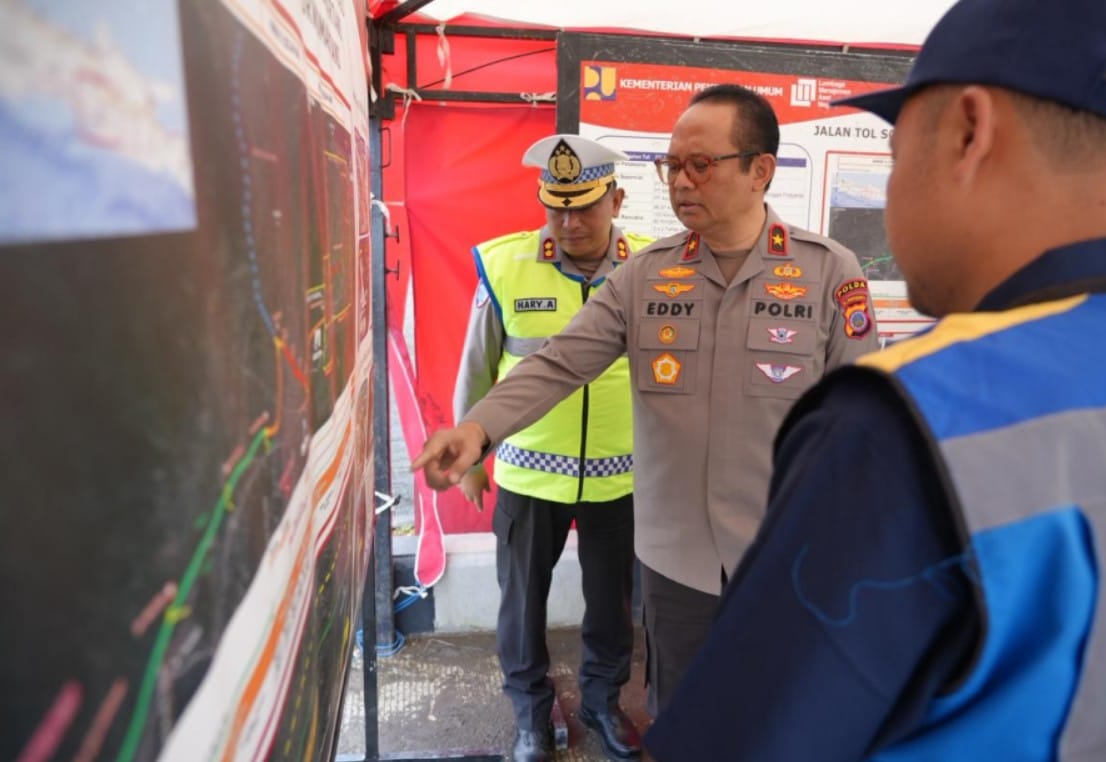Wakapolda DIY Brigjen Pol Eddy Djunaedi mengecek kesiapan Gerbang Tol Purwomartani Kalasan Sleman jelang mudik Lebaran 2026