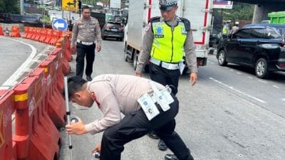Petugas kepolisian melakukan olah TKP kecelakaan beruntun di Bawen Semarang