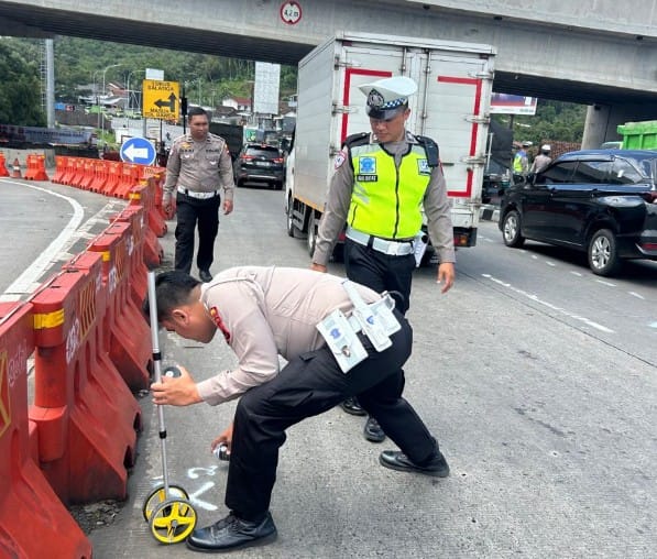 Petugas kepolisian melakukan olah TKP kecelakaan beruntun di Bawen Semarang