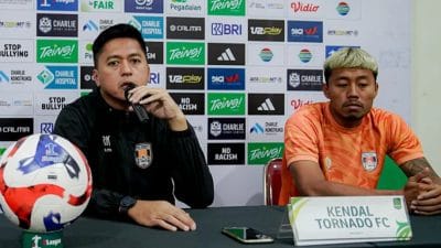 Pemain Kendal Tornado FC menghadapi Persipura Jayapura