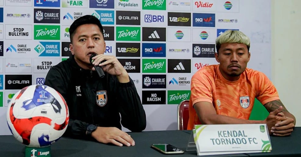 Pemain Kendal Tornado FC menghadapi Persipura Jayapura