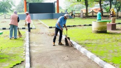 ASN dan BUMD Kabupaten Pemalang melaksanakan kerja bakti membersihkan Pantai Widuri