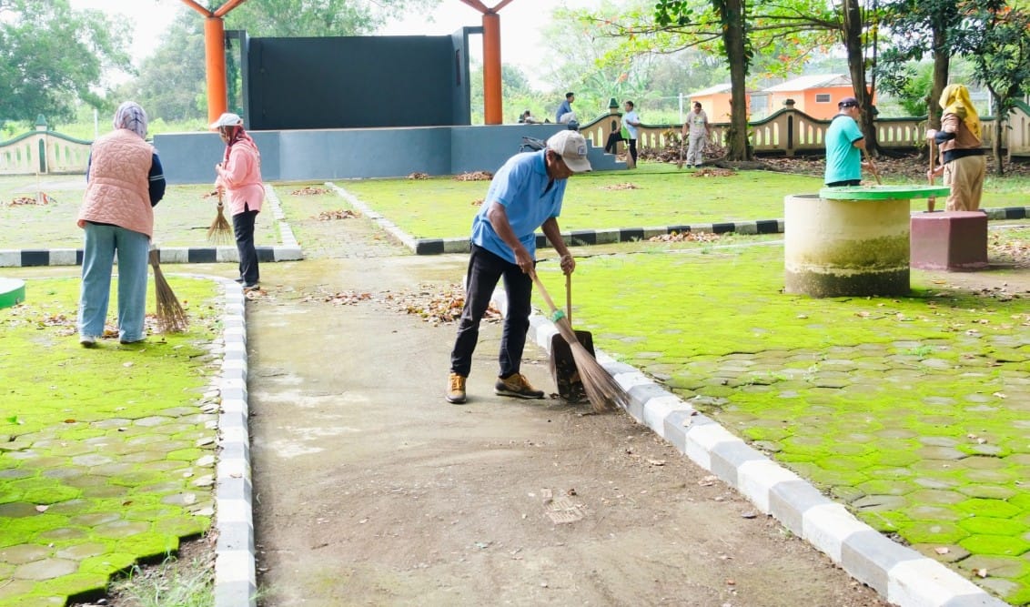 ASN dan BUMD Kabupaten Pemalang melaksanakan kerja bakti membersihkan Pantai Widuri