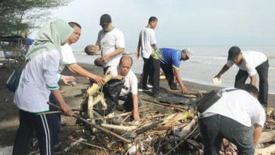 Korve Lebaran Kota Tegal ratusan personel DLH dan OPD bersihkan sampah di pantai wisata Kota Tegal Jawa Tengah