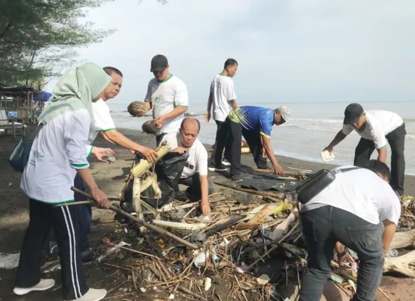 Korve Lebaran Kota Tegal ratusan personel DLH dan OPD bersihkan sampah di pantai wisata Kota Tegal Jawa Tengah