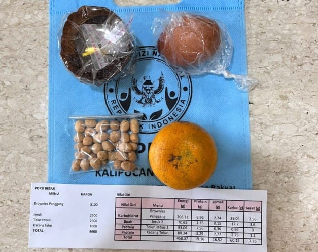 Kemasan paket makan bergizi gratis di Jepara dengan label harga dan kandungan gizi