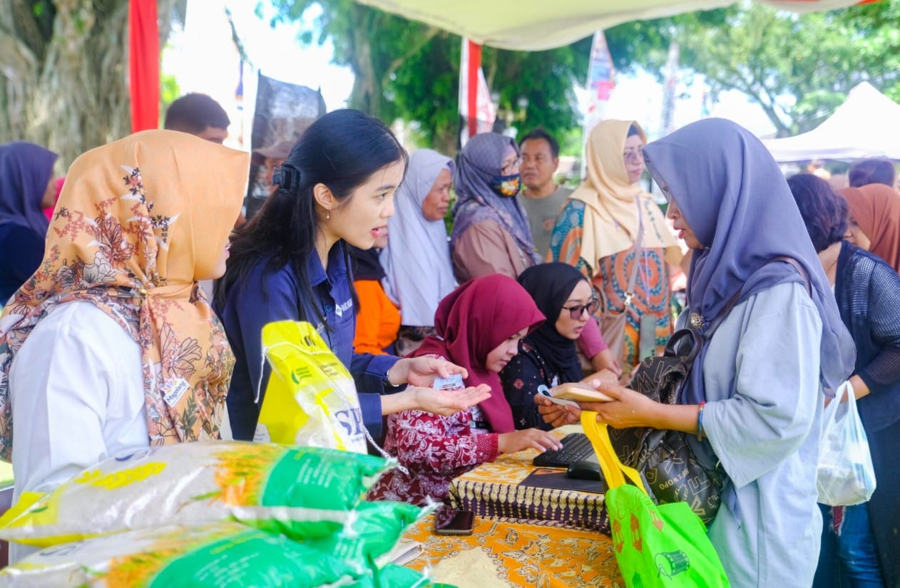 Warga memadati stan pasar murah Kota Magelang di Alun-alun jelang Lebaran 2026