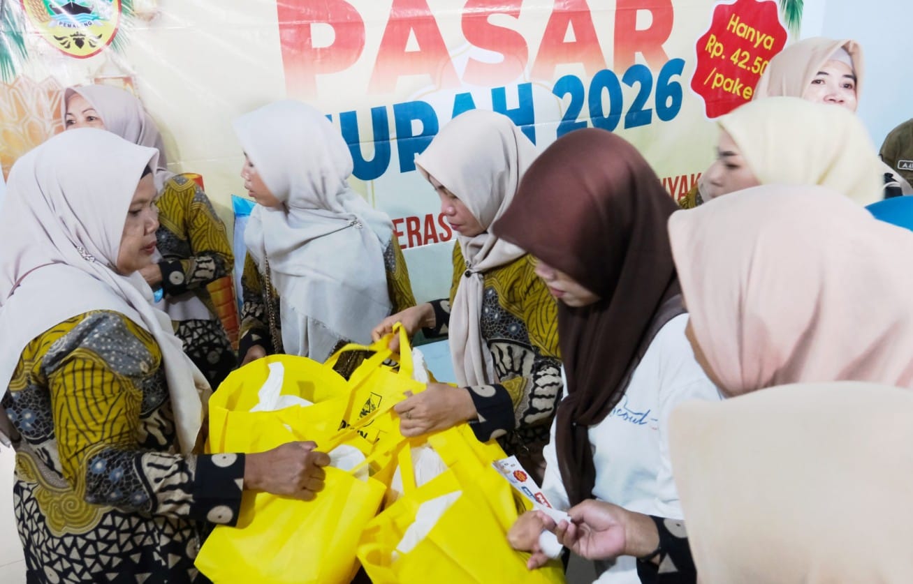 Wabup Pemalang Nurkholes membuka pasar murah dan menyerahkan paket sembako kepada warga Desa Serang Petarukan