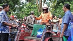 Bupati Sragen membagikan paket sembako kepada warga saat Ramadan