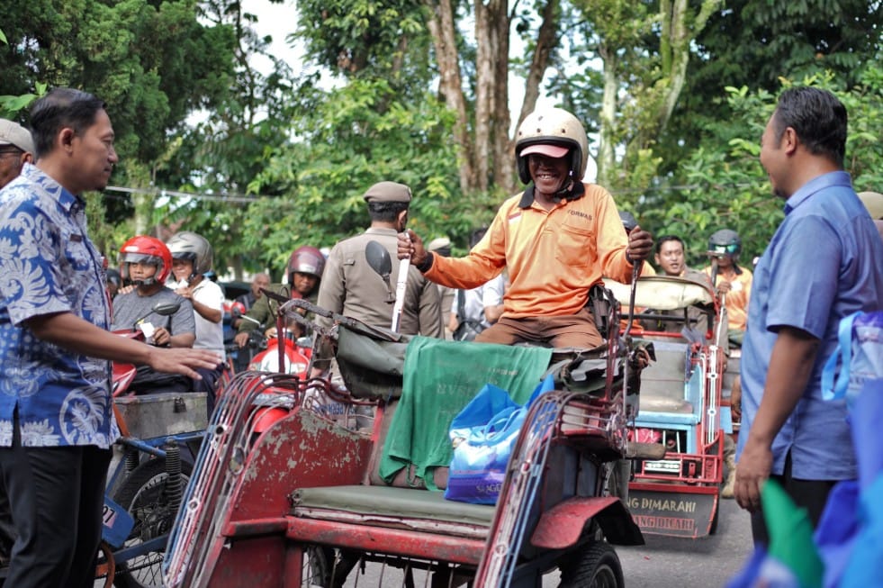 Bupati Sragen membagikan paket sembako kepada warga saat Ramadan