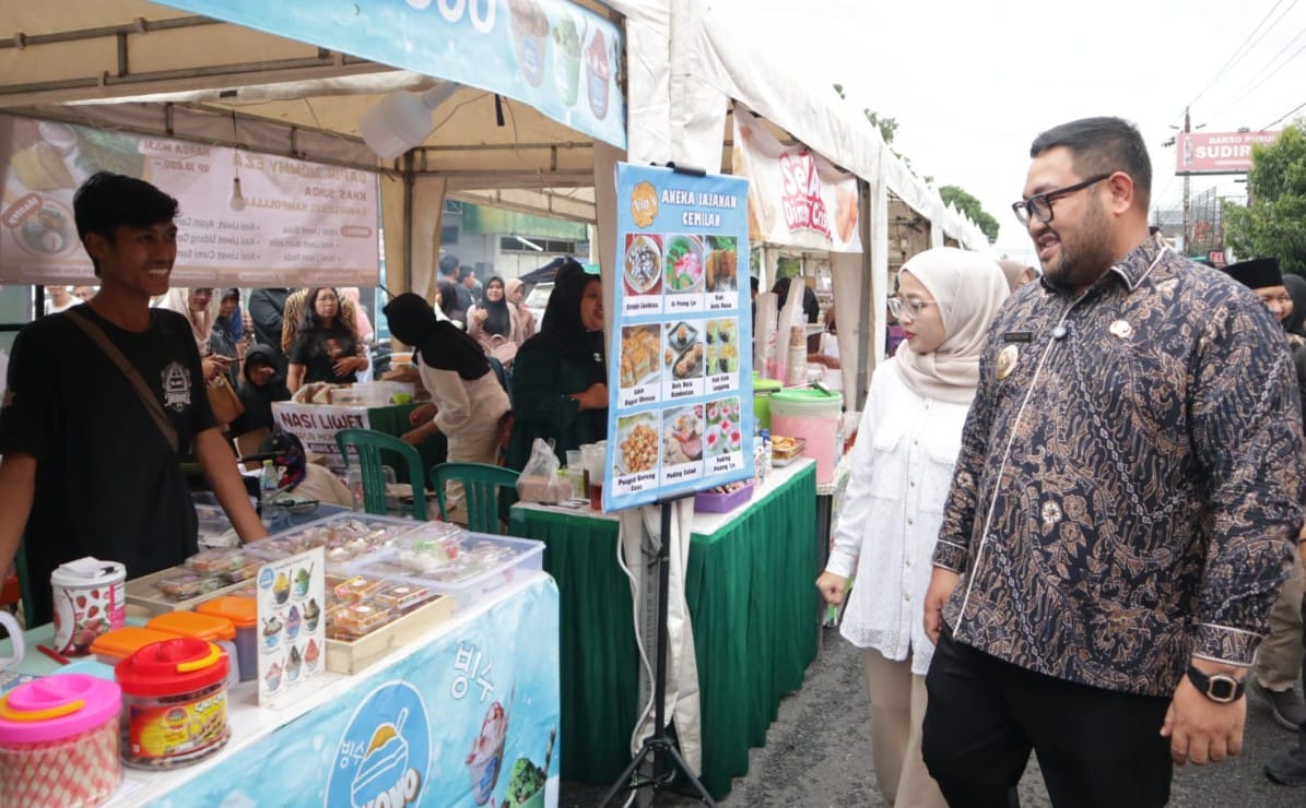Suasana keramaian pengunjung dan pedagang UMKM di Ramadan Food Festival Jawa Tengah yang digelar di Jalan Jenderal Soedirman, Purbalingga pada puasa 2026.