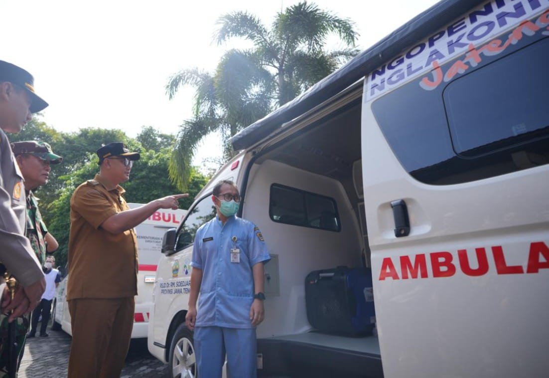 Bupati Klaten Hamenang Wajar Ismoyo meninjau pemeriksaan kesehatan sopir bus di Terminal Ir Soekarno jelang Lebaran 2026