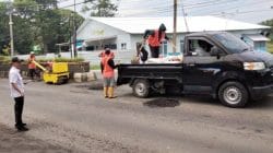 Petugas DPU TR Pemalang melakukan penambalan jalan berlubang di ruas strategis jelang mudik Lebaran 2026