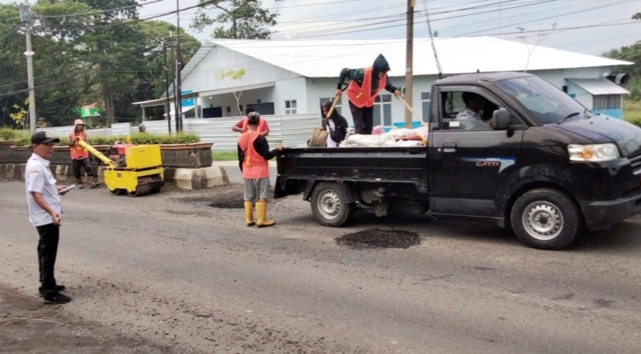 Petugas DPU TR Pemalang melakukan penambalan jalan berlubang di ruas strategis jelang mudik Lebaran 2026