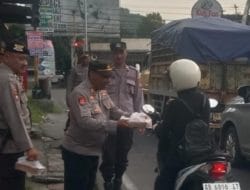 Polsek Piyungan Bagi Takjil, Pererat Silaturahmi dengan Warga di Simpang Tiga Bantul