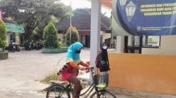 Petugas melayani pekerja di posko aduan THR Rembang Jawa Tengah