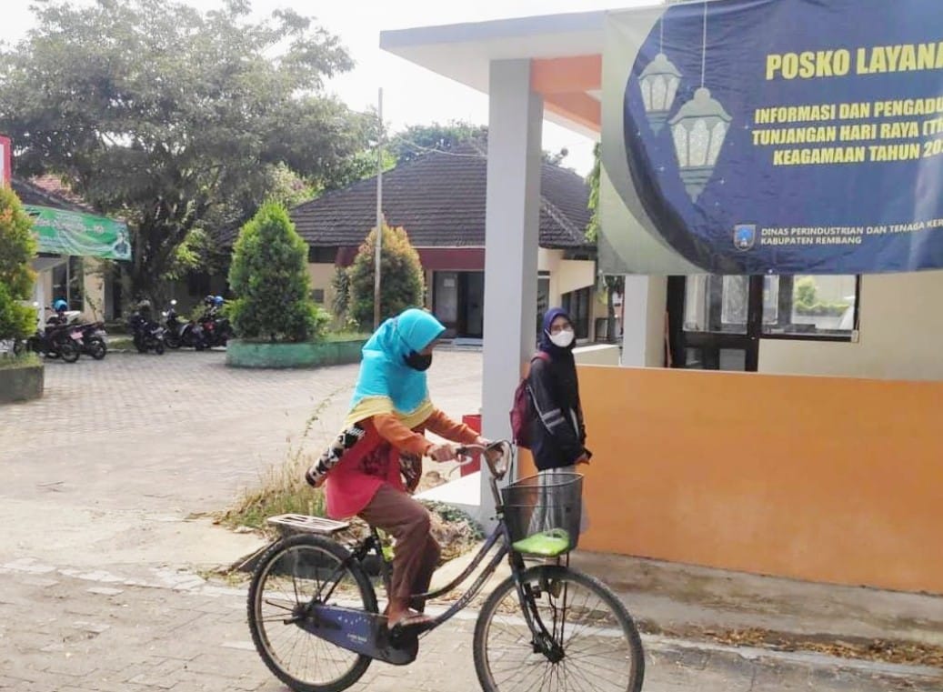 Petugas melayani pekerja di posko aduan THR Rembang Jawa Tengah