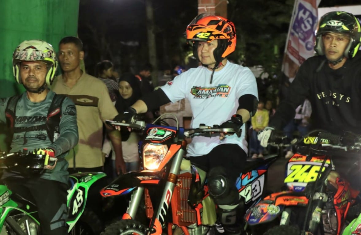 Kapolres Gunungkidul AKBP Damus Asa mengikuti Ramadhan Night Trail ke-19 di Wonosari bersama ratusan peserta komunitas trail