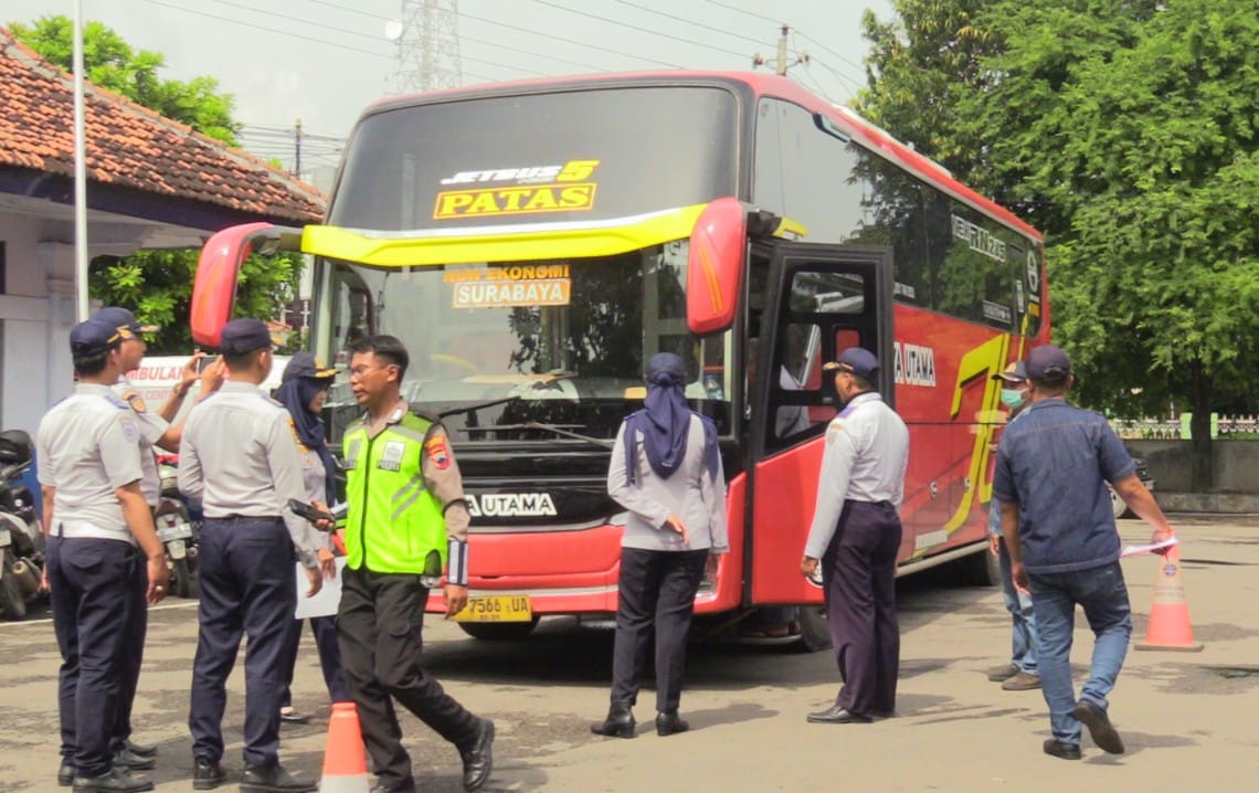Pemeriksaan bus oleh Dishub Rembang jelang Lebaran