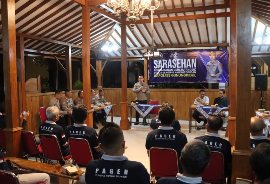 Kapolres Gunungkidul AKBP Damus Asa memimpin sarasehan pengamanan gereja bersama tim PAGER di Wonosari