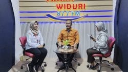 Kepala BPS Pemalang dan Kadis Kominfo melakukan sosialisasi Sensus Ekonomi 2026 melalui talkshow radio