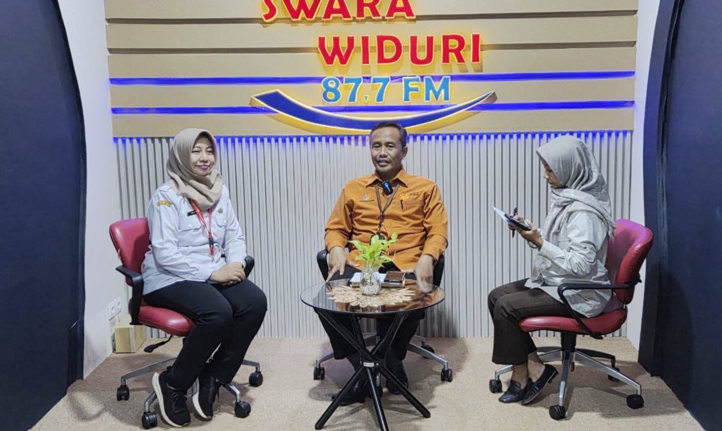 Kepala BPS Pemalang dan Kadis Kominfo melakukan sosialisasi Sensus Ekonomi 2026 melalui talkshow radio